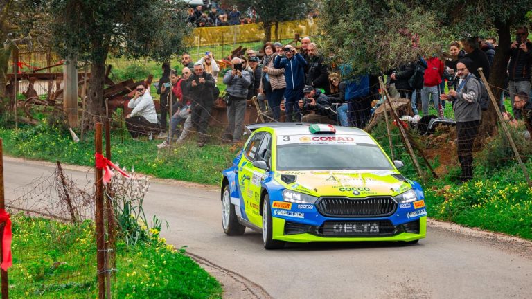 Valentino Ledda è al comando del 4° Rally Sulcis Iglesiente al termine della prima giornata. Il talento di Aci Team Italia ha vinto la quarta e ultima speciale del sabato e scavalcato Tidemand, secondo a 3”1, che aveva vinto i due passaggi sulla Is Arruastas e la Bacu Abis. Terzo Gessa a 22”4. Domani altre tre prove da ripetere due volte e le premiazioni a Iglesias alle 16