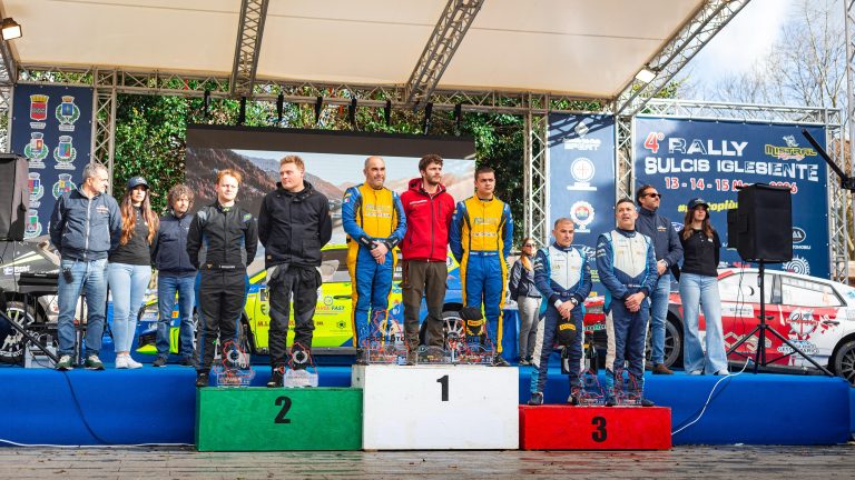 Valentino Ledda e Claudio Mele vincono il duello con Tidemand, ex campione del mondo Wrc2, e trionfano al 4º Rally Sulcis Iglesiente. Terzi, alle spalle degli svedesi Tidemand-Bergsten, Marino Gessa e Salvatore Pusceddu. Va in archivio così un primo round della Coppa Rally di Zona 10 bagnato ma ricco di emozioni davanti a un pubblico entusiasta